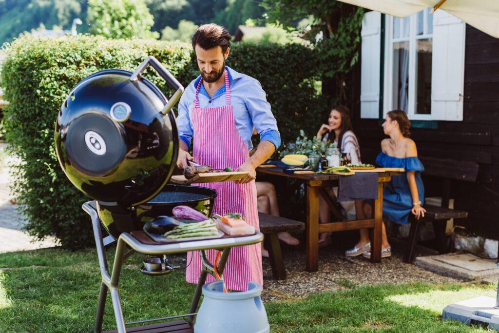 Mann am Grill draußen