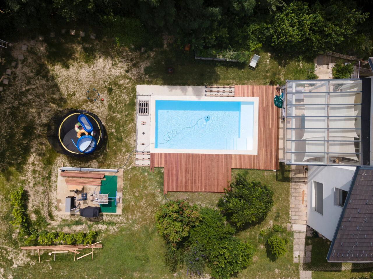 Vogelperspektive über einem Haus mit Pool und Terrasse